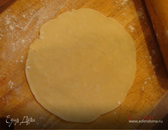 Растереть муку с маслом,добавить воду и замесить тесто.Из этого кол-ва получается 8 лепешек(15см).Дать тесту отдохнуть 15-20мин.Раскатывать,как можно тоньше и выпекать на сухой сковороде.Лепешки быстро сохнут,я накрываю горячие лепешки полотенцем и убираю в микроволновку.