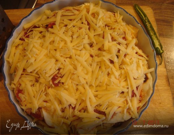 Лепешки смазать 1частью соуса,добавить начинку,свернуть пополам и выложить в форму д/запекания.Залить оставшимся соусом,посыпать сыром.Запекать 30мин.
Приятного аппетита
