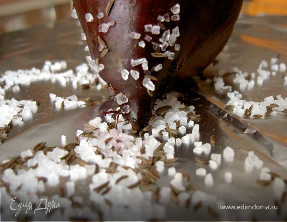 Свеклу вымыть, обсушить, обвалять в небольшом количестве соли и тмина и заверуть в фольгу. Запекать  при температуре 200С  в зависимости от размера 1,5-2 часа.