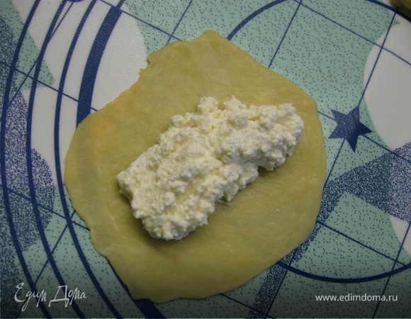 Тесто разрезать на 8-10 частей, раскатать, на каждый кружок выкладывать  начинку