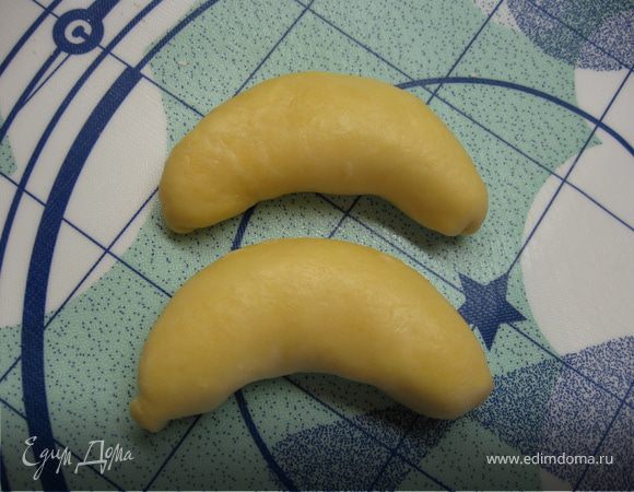 Залепляем как пирожки, переворачивала швом вниз(это не обязательно) и изогнула в виде рогалика, смазала растопленным маслом
