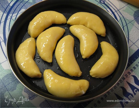 Выпекать при 200 градусах 35-40 мин (пока не зарумянятся). У меня получилось 8 шт.