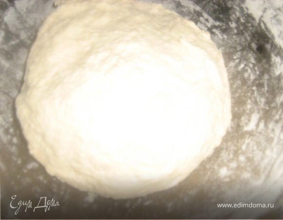 Муку просеять с солью, оставить пол стакана в стороне. Влить воду и уксус, замесить тесто, постепенно ввести оливковое масло. Месить. Тесто должно получится эластичным и не липнуть к рукам (возможно, что вам понадобится немного больше или меньше муки), но учтите, что при раскатке мы будем посыпать тесто мукой.