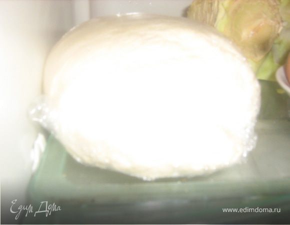 Тесто обмотать пленкой, оставить в холодильнике минимум на 2 часа.