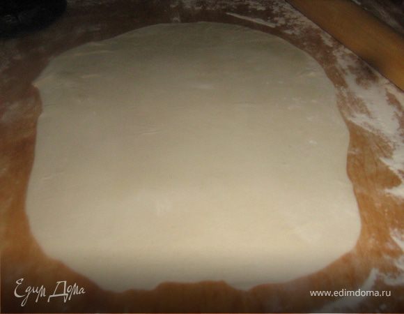 Достать тесто из холодильника,дать ему нагреться 20 минут, разделить на 10-12 шаров. Один оставить, остальные накрыть пленкой и держать в нижней части холодильника до раскатки.
Доску посыпать мукой, приготовить вторую для складывания листов теста, тоже посыпать мукой.
Шар размять руками в лепешку и раскатывать до минимума. У меня получилось 2 -3 мм, но думаю, что это дело практики, нужно набить руку ;-).