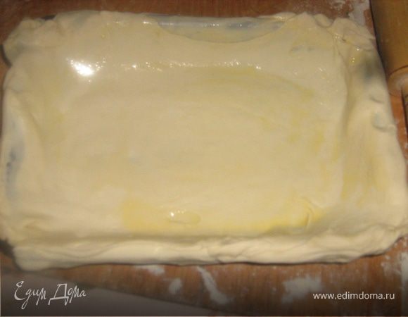 Теперь о приготовлении пирогов. Система для больших пирогов одинаковая, меняется лишь количество листов сверху и снизу в зависимости от структуры и количества начинки. Я использовала 3 листа.
Форму смазать растопленным сливочным маслом. Выложить один листок, опять смазать маслом, еще один листок, смазать маслом - начинка - и опять листок. Сверху смазать маслом.