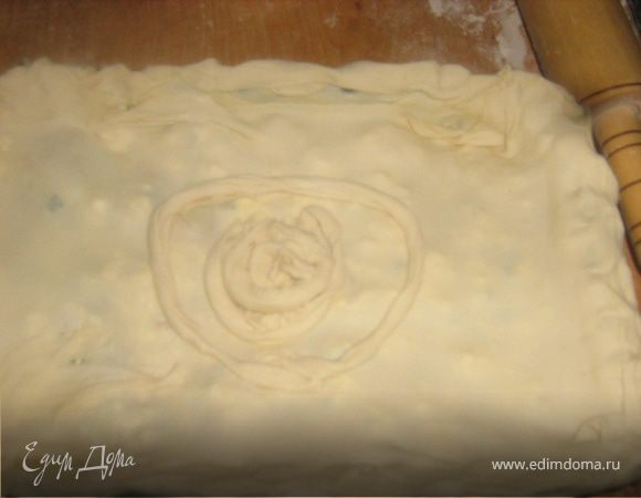 Выпекать такое тесто нужно при температуре 180-200 градусов. Но вы должны еще знать особенности своей печи.
Время выпекания не должно превышать 30 минут. Иногда даже меньше, если пирог не большой.
Ну кажется все, формируете пирог, выпекаете и наслаждаетесь великолепным вкусом.