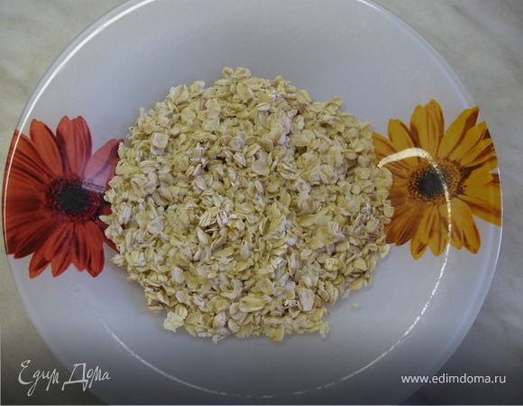 Овсяные хлопья замочить водой.