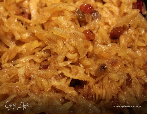 Тем временем натертую тыкву поставить тушиться в сотейнике (добавив 1-2 ст.л. масла), кинуть к ней корицу и сахар. Тушить до мягкости.