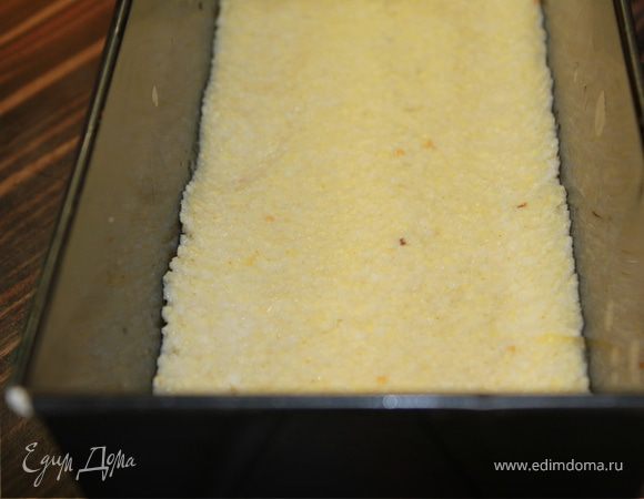 В смазанную форму выложить половину каши, хорошо разровнять и немного примять. 