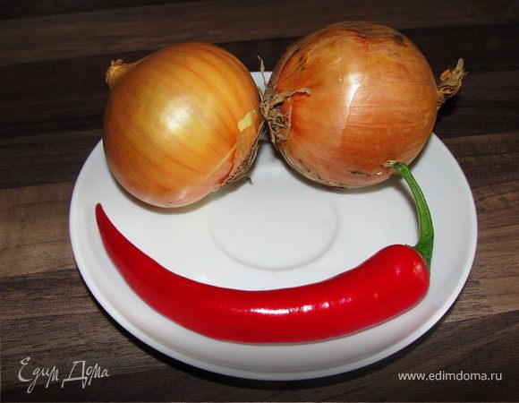 Чистим наши луковицы, режем кольцами. Перчик чили помыть, одеть резиновые перчатки, разрезать на две половинки. Убрать семена(если любите по-острее оставте их)и мелко порубить.