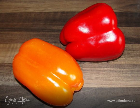 Помыть болгарские перцы, почистить и порезать их большими кубиками.