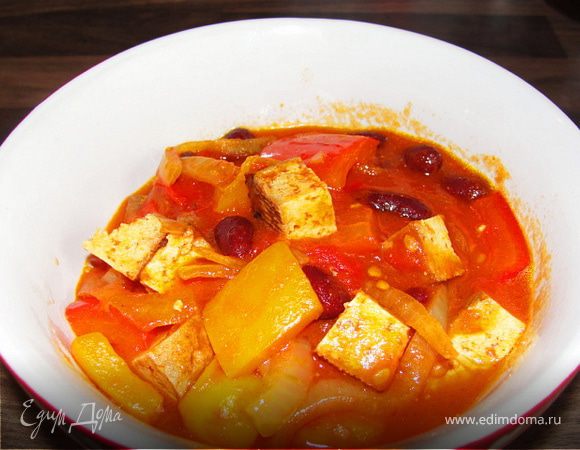 Подавать можно это блюдо с мягкими лепешками Tortilla, мексиканскими чипсами, а так же вкусно с багетой, свежим хлебом.