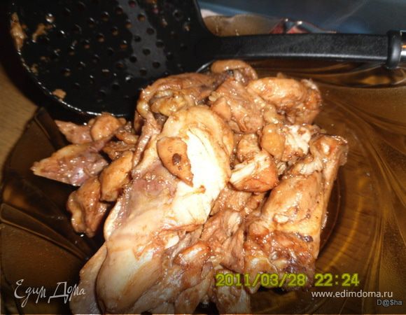 В утятнице потушить мясо в соевом соусе разбавленном.Достать мясо и в жире от мяса потушить шампиньоны, добавить фасоль, томатную пасту.Немного подтушить. 