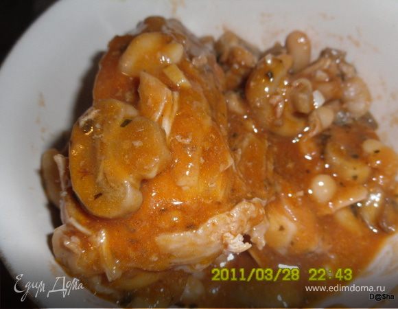 Вернуть мясо, добавить рубленный чеснок,базилик,тимьян.тушить еще минут 5.Выключить и дать постоять. 