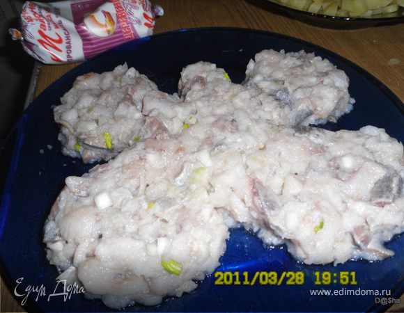 Лук,картофель,селедку,яйца порезать кубиками.перемешать селедку с луком.Выложить первый слой- селедку с луком(у меня селедка из упаковки, поэтому там было масло,а так можно подлить немного масла или майонеза)