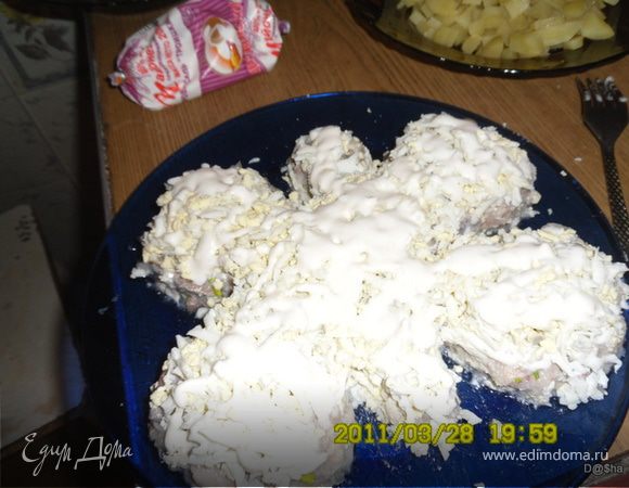 Следующий слой - яйца,смазать майонезом.