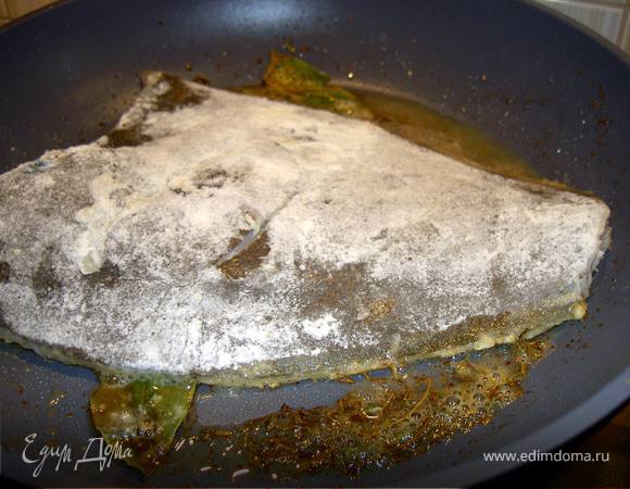 Жарить рыбу, на двух сковородах, разогрев в каждой по 2 ст. л. сливочного и оливкового масла и добавив по веточке тимьяна и лавровые листочки(по4-5 минут скаждой стороны)