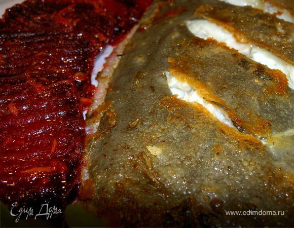 Рыбу разложить по тарелкам и украсить свеклой. Лимон четвертинкой будет очень кстати.