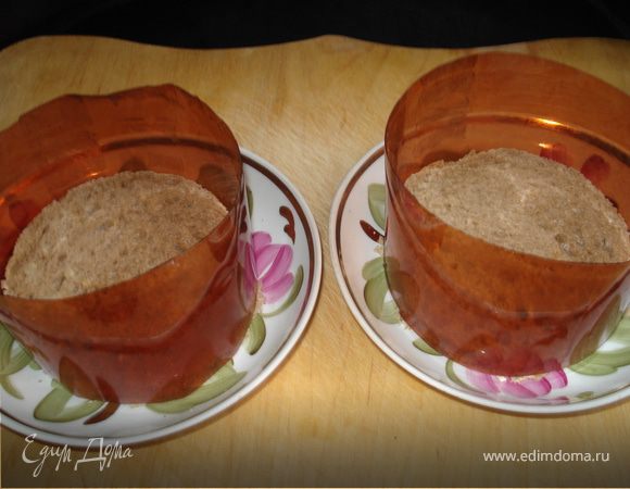 Такую закуску лучше делать с формочкой и опять мне пригодилась обычная полутора литровая пластиковая бутылка(вырезала по кругу форму нужного размера) На кусок бородинского хлеба(вырезать круглой формы)одеть пластиковую формочку и наполнить послойно до конца: