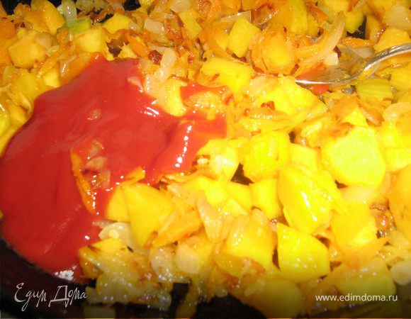 В сковороде разогреть раст.масло и обжарить в нём мелко нарезанный лук, натёртый имбирь,натёртую морковь,добавить нарезанную кубиками тыкву,обжарить всё помешивая 5 минут,добавить томат-пасту(или кетчуп),потушить пару минут,посолить по вкусу.