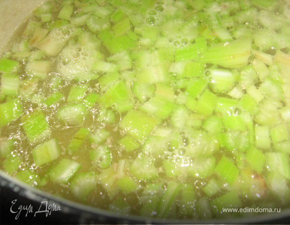 В кипящий куриный(овощной) бульон положить на резанный кубиками сельдерей,варить минут 6-7,