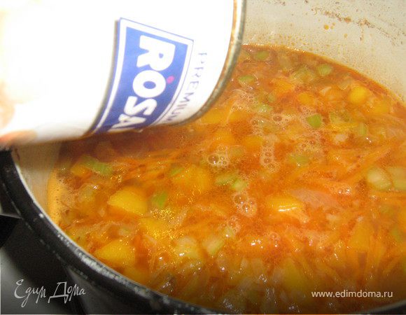добавить тыкву с имбирём и овощами,довести до кипения и положить фасоль,так же всё довести до кипения,приправить по вкус