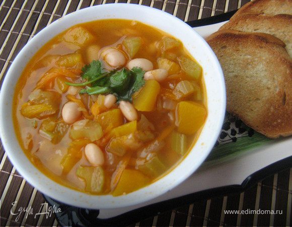 Подавать суп горячим,украсив зеленью.Очень ароматный,лёгкий супчик!Ну а если куриный бульон заменить овощным,то будет суп для тех,кто придерживается Поста.Приятного аппетита!