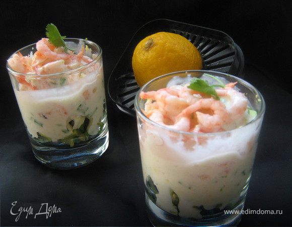 Готовим соус "Айоли":зубчики чеснока трём на мелкой тёрке.В подходящую чашку добавляем сок половины лимона, туда же кладем измельчённый чеснок, соль,перец и желтки.Начинаем взбивать соус миксером. Не прекращая взбивать, постепенно добавляем ложку ледяной воды и вливаем масло - сначала по каплям, а когда соус начнет густеть - по чайной ложке.Соус должен приобрести густую консистенцию.Пробуем,если нужно досаливаем,ставим в холодильник.
Для салата: креветки отварить до готовности,яйца отварить в крутую,охладить,нарезать кубиками,авокадо очистить от кожи,вынуть косточку,нарезать кубиками,сбрызнуть лимонным соком,зелёный лук мелко нарубить.В порционный стакан слоями выкладываем:яйцо,лук,авокадо,креветки,заливаем соусом "Айоли".