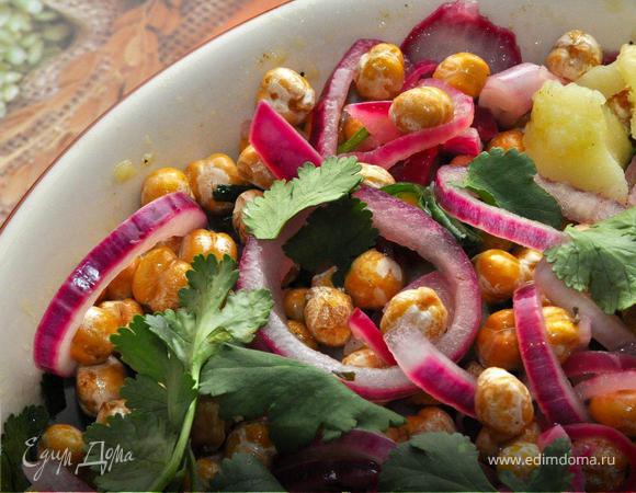 Предварительно подваренный нут обжарить на оливковом маслом с измельченным розмарином до легкого «румянца». Теперь можно закончить наш салат. Поверх теплого картофеля выложить кольца маринованного красного лука, добавить поджаренный нут и украсить листьями кинзы, немного молотого перца и оливкового масла и наш вкуснейший салат готов! Поститесь приятно!