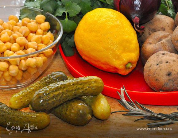 Красный репчатый лук нарезать кольцами, ошпарить кипятком, оставить минут на 5, прикрыв крышкой. После этого слегка посолить, полить столовой ложкой яблочного уксуса, добавить немного оливкового масла и перемешать.