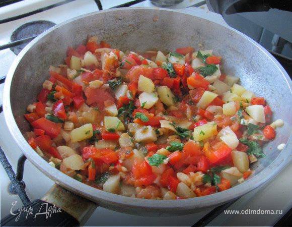 После добавления помидор можно поэкспериментировать. Я добавила немного тимьяна и розмарина.
Подливаем в эту красоту два глотка вина, а после того как оно выпарится присыпаем петрушкой. Начинка готова!