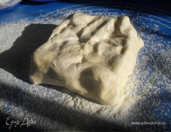 Сделать тесто, насыпав на стол муку, потереть туда маргарин, премешать, аккуратно добавить яйца, соль, сахар.Замесить руками тесто.Готовое тесто убрать в холод на 30 минут.