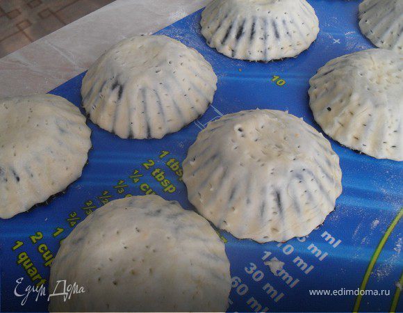 Взять формочки для маффинов (лучше тефлоновые) и одеть на них кружочки (с обратной стороны).Одетые формочки, а именно тесто проколоть вилкой в нескольких местах.Отрпвить формочки в разогретую до 180*С духовку, печь до золотстого цвета.