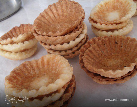 Готовые корзиночки снять с формочек, остудить.