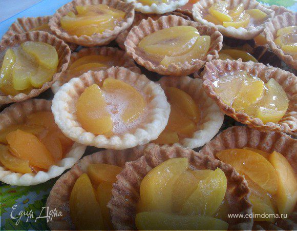 На дно каждой корзиночки уложить абрикосы (можно еще что-нибудь), сверху полить абрикосовым желе.Убрать в холодильник для охлаждения...