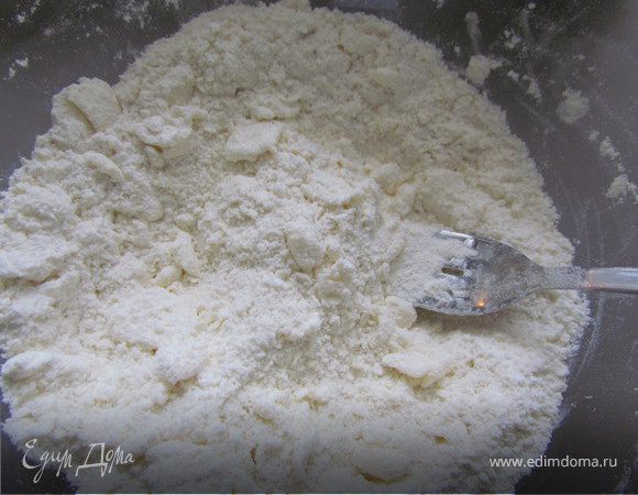  Смешать сухие ингредиенты: мука, сахар, разрыхлитель теста, сода, соль. Масло порезать на маленькие кубики и добавить в мучную смесь - порубить ножом в крошку. 