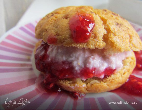 Дать сконам остыть, сделать надрезы и ложечкой положить туда начинку. У меня размороженная малина, перетертая с сахарной пудрой и творог. Приятного аппетита! Быстро и вкусно :)