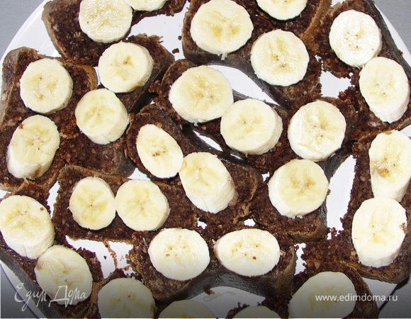 А это другой раз...Ещё быстрей приготовила))Режем на кусочки.Сверху бананы кружками.