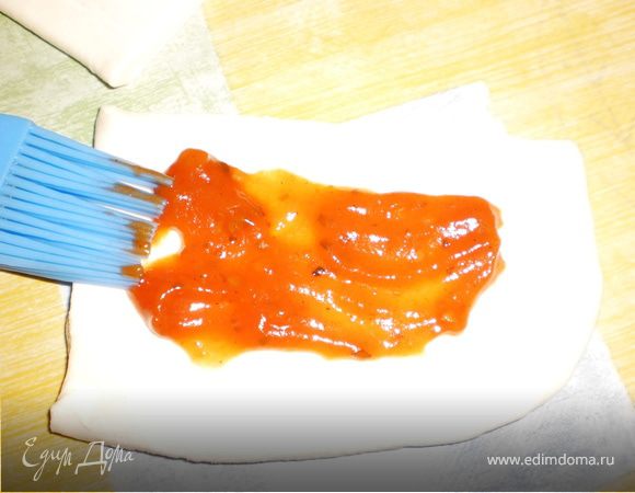 раскатать тесто,порезать на прямоугольники,смазать кетчупом,сверху выложить фарш(у меня с луком мелко рубленным,перцем и солью)