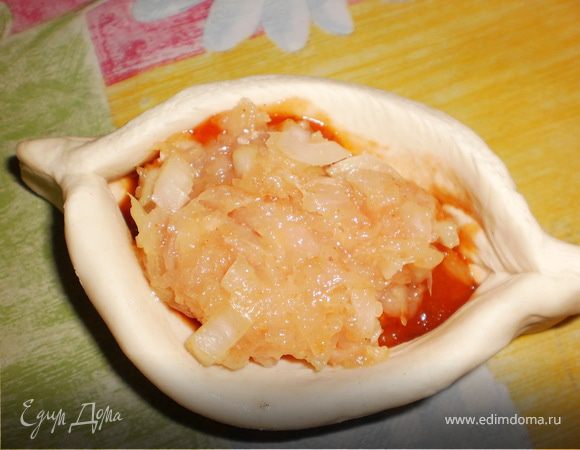 слепить края,придав форму лодочки