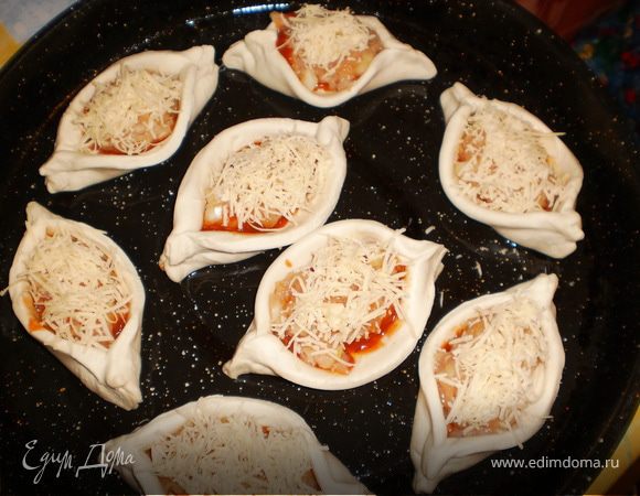 посыпать сверху тертым сыром и в духовку