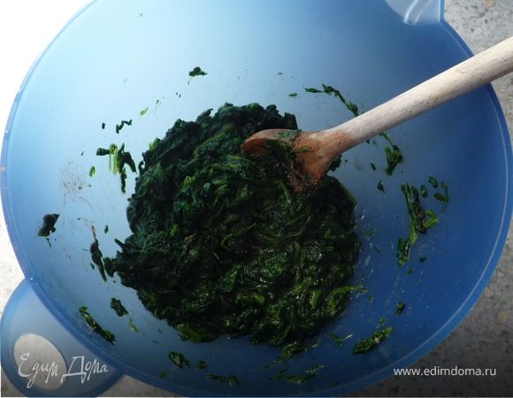 Солим, перчим, добавляем мускатный орех.
Вмешиваем яйцо.