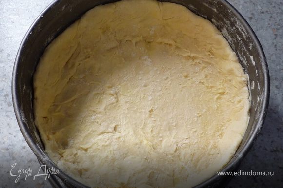 Разогреваем духовку до 200°C. На присыпаной мукой поверхности раскатываем тесто и перекладываем его в смазанную маслом форму для запекания. Прокалываем вилкой тесто несколько раз. И выпекаем его в течение 10 минут. Достаем из духовки.