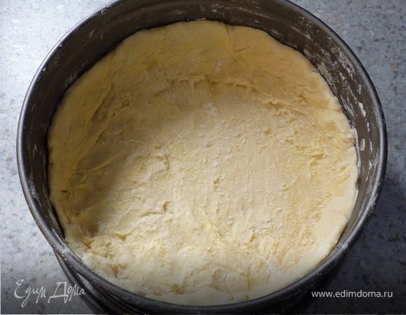 Разогреваем духовку до 200°C. На присыпаной мукой поверхности раскатываем тесто и перекладываем его в смазанную маслом форму для запекания.  Прокалываем вилкой тесто несколько раз.
И выпекаем его в течение 10 минут. Достаем из духовки.