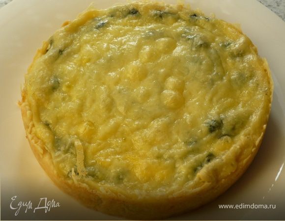 На горячее тесто выкладываем половину сыра, затем шпинат и вторую половину сыра. Запекаем в духовке уже при 180°C 20 минут.Подавать теплым. Приятного аппетита!