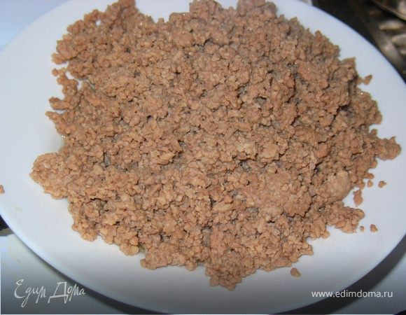 Нагреть 1 столовую ложку оливкового масла в сотейнике (я использую чугунную кастрюлю) на сильном огне, добавить говяжий фарш и жарить в течение 2-3 минут до золотистого цвета. Удалить фарш из кастрюли и отложить на тарелку.