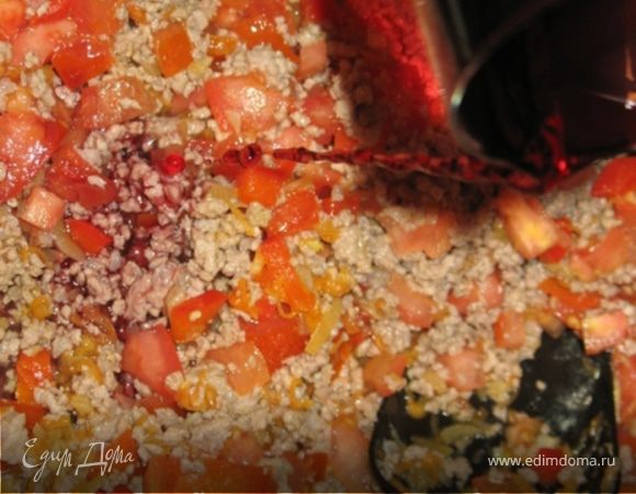 Добавить перец, морковь и грибы и жарить в течение 4-5 минут до готовности. Вернуть говяжий фарш в кастрюлю с нарезанными помидорами, ввести красное вино и орегано и приправить солью и черным перцем. Довести соус до кипения затем уменьшите огонь и варите на медленном огне 15 минут. 