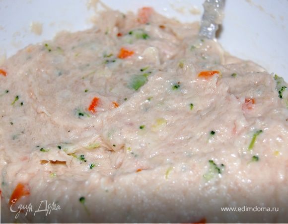 Отварите овощи до полуготовности.
Филе перемолоть в блендере(мясорубке).Добавить лук,желтки,сливки,соль,специи и еще раз перемолоть.Добавьте нарезанные кубиками, овощи и перемешайте.
Белки взбить в пену, с щепоткой соли,и аккуратно введите к фаршу.
