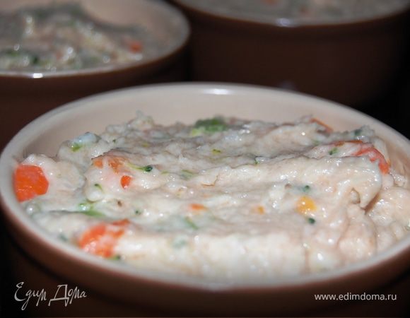 Кокотницы(если нет,можно в одну большую форму) смажьте маслом,заполните почти до верха,суфле не поднимется.
Поставьте в противень,заполненный до половины водой и поставьте в духовку,разогретую до 200градусов на 20-25 мин.